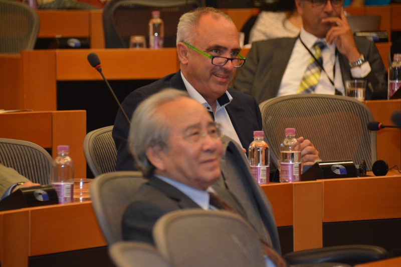 VCHR President Vo Van Ai and Peter Van Dalen MEP, Co-Chair of the European Parliament Intergroup on Freedom of Religion or Belief and Religious Tolerance - © VCHR 2017